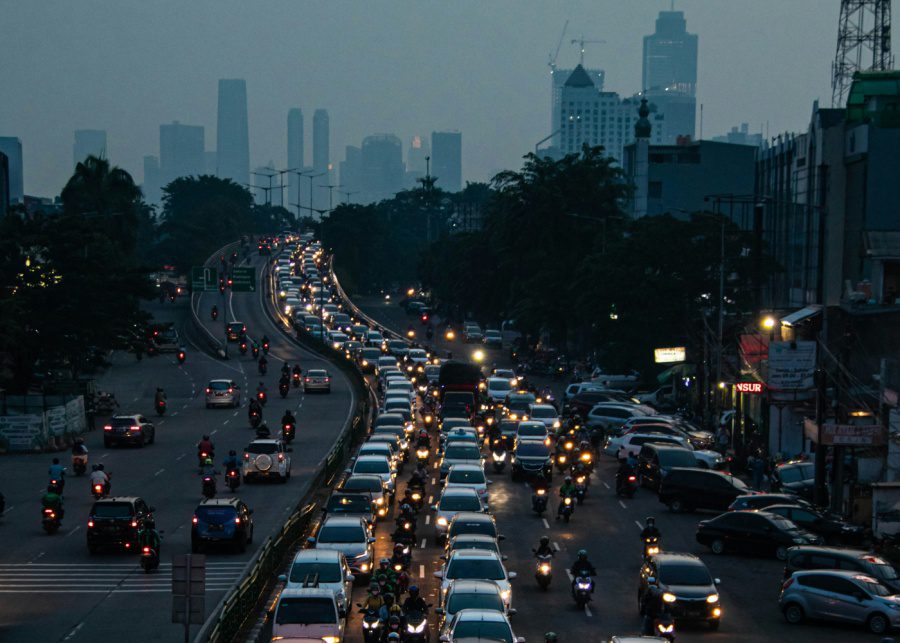 transportation-in-jakarta-indonesia-private-cars-motorcycles-online-offline-taxis-900x643